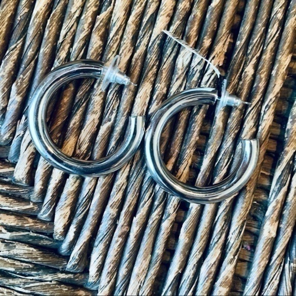 ✨💛 Chunky Silver Tone High Shine Hoops ✨ - Picture 4 of 5